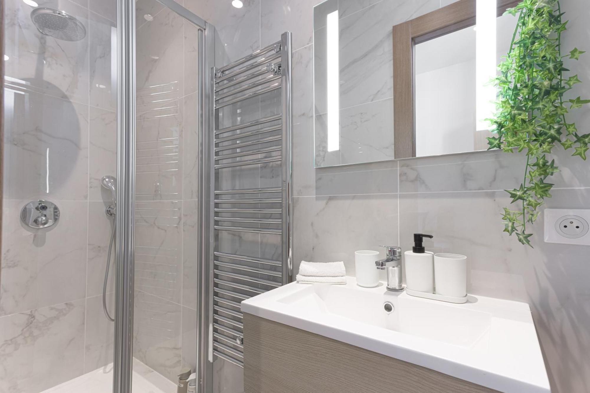 Apartment L'elegance Rue D'antibes - Palais & Plages - 200 M Croisette - Parking Prive - Clim - Wifi Cannes